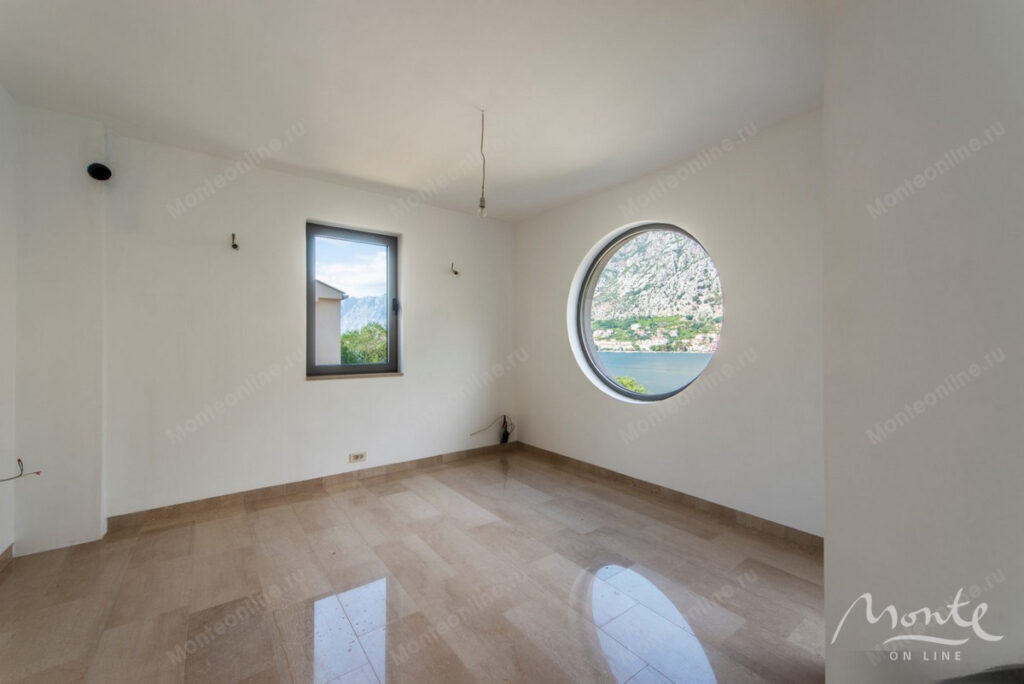 prostornaya kvartira s 2 spalnyami vidom na more dvorom i garazhom v muo kotor 10