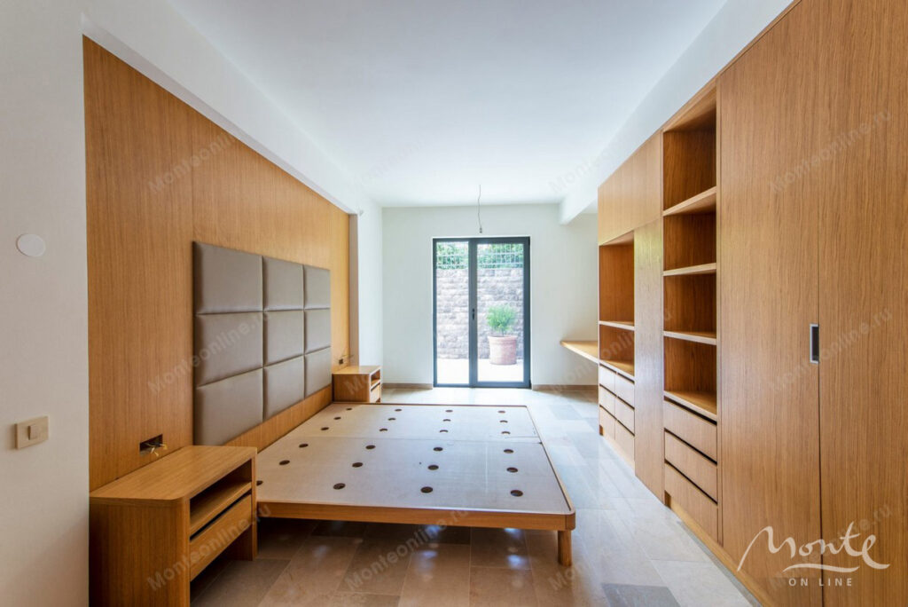 prostornaya kvartira s 2 spalnyami vidom na more dvorom i garazhom v muo kotor 11