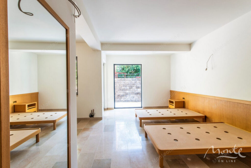 prostornaya kvartira s 2 spalnyami vidom na more dvorom i garazhom v muo kotor 12