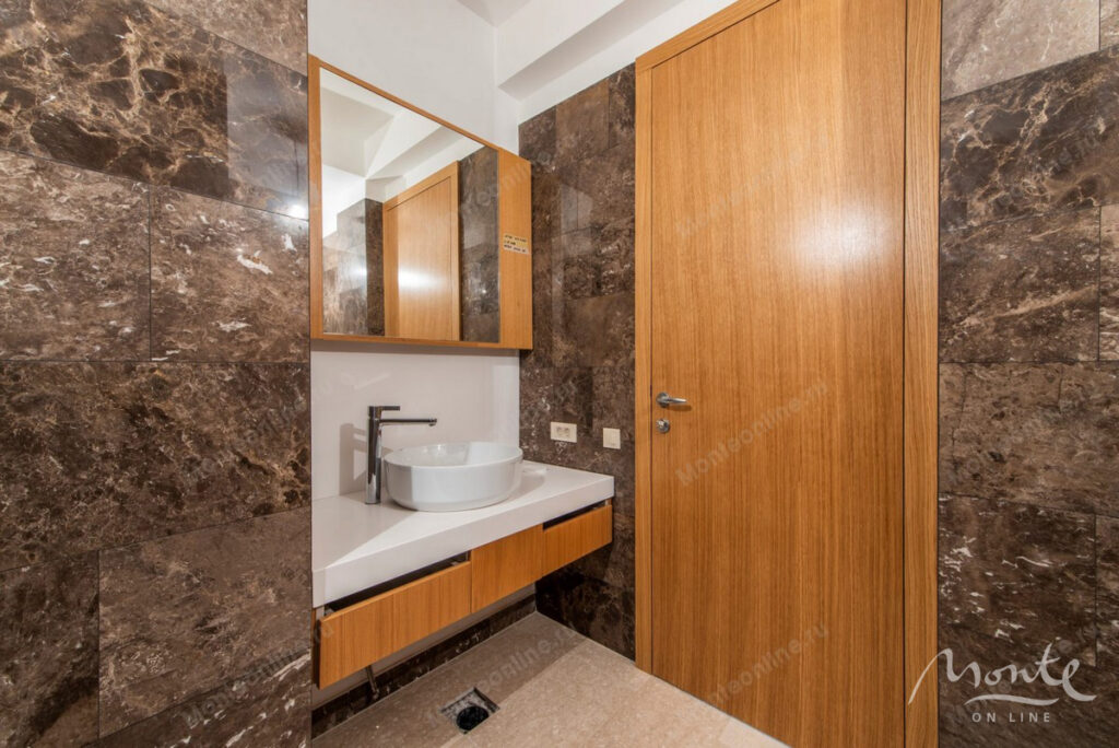 prostornaya kvartira s 2 spalnyami vidom na more dvorom i garazhom v muo kotor 13