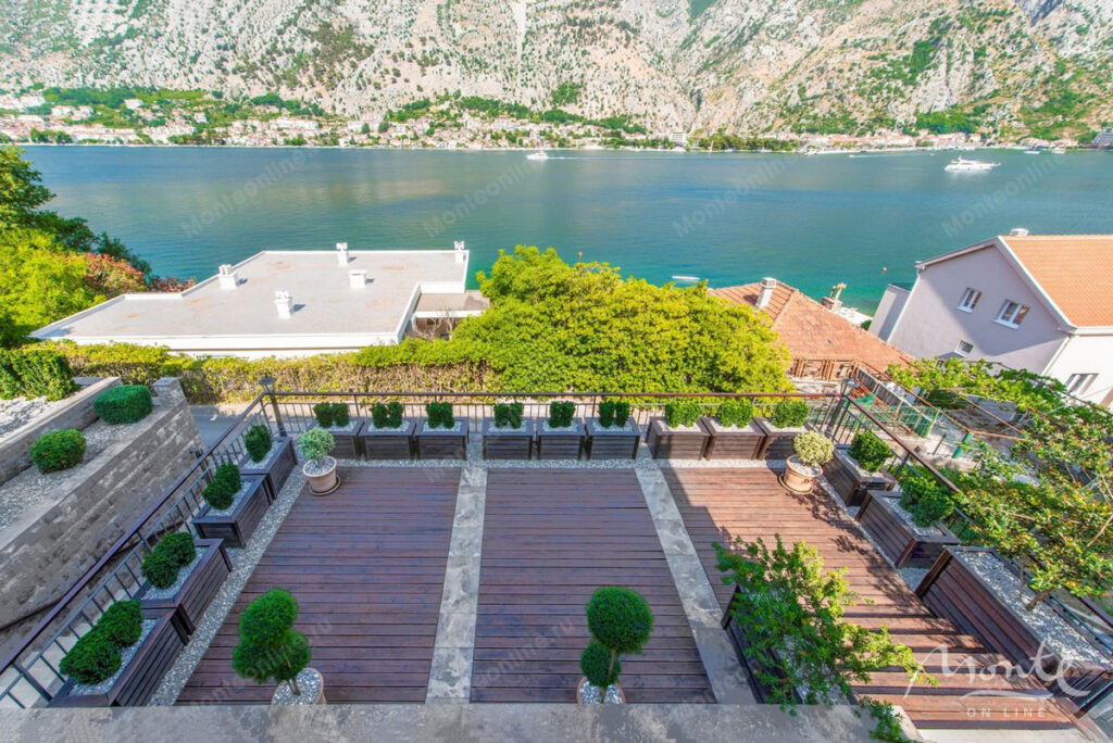 prostornaya kvartira s 2 spalnyami vidom na more dvorom i garazhom v muo kotor 14