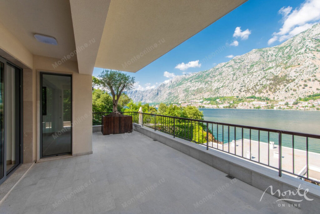 prostornaya kvartira s 2 spalnyami vidom na more dvorom i garazhom v muo kotor 15