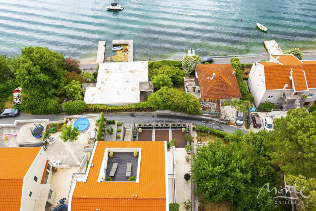 prostornaya kvartira s 2 spalnyami vidom na more dvorom i garazhom v muo kotor 18