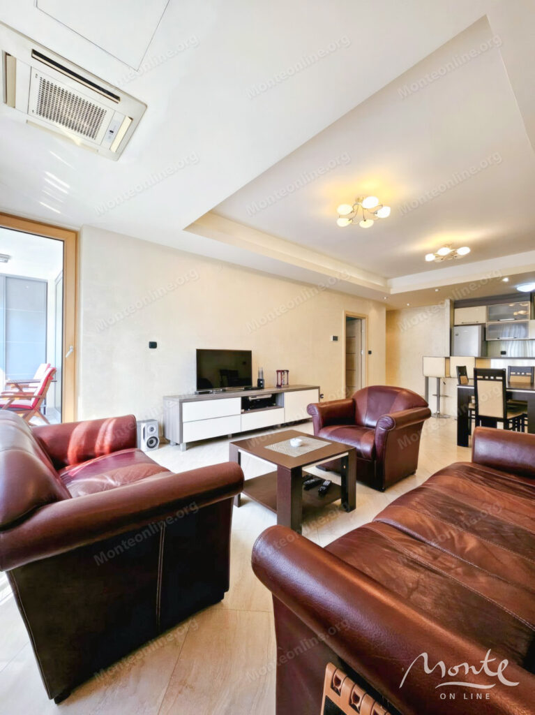 prostornaya kvartira s 3 spalnyami i garazhnym mestom v budve 01