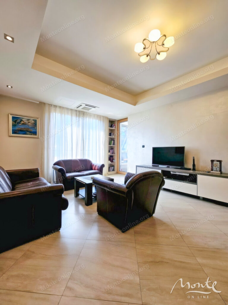 prostornaya kvartira s 3 spalnyami i garazhnym mestom v budve 02