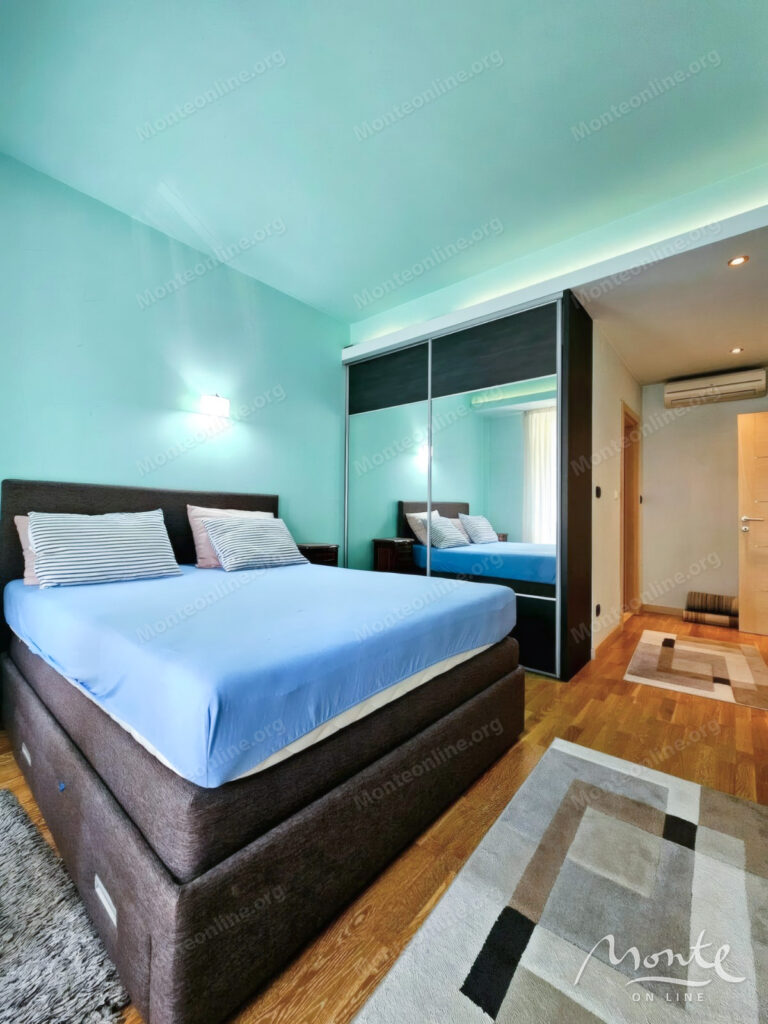 prostornaya kvartira s 3 spalnyami i garazhnym mestom v budve 04