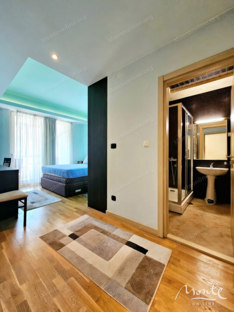 prostornaya kvartira s 3 spalnyami i garazhnym mestom v budve 06