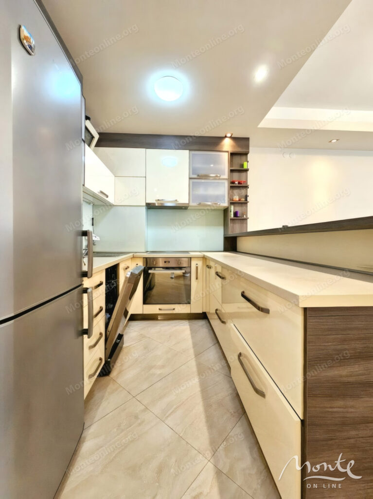 prostornaya kvartira s 3 spalnyami i garazhnym mestom v budve 07