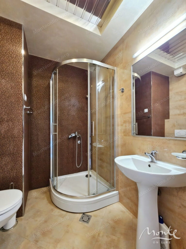 prostornaya kvartira s 3 spalnyami i garazhnym mestom v budve 08