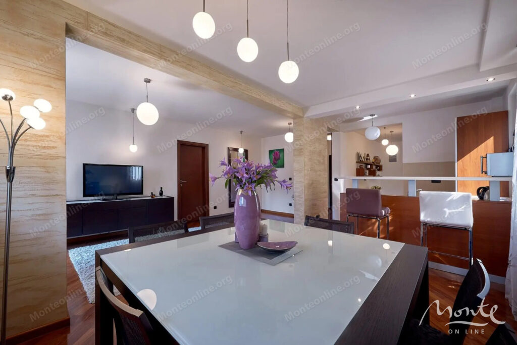 sovremennaya kvartira s 3 spalnyami i parkingom v czentre budvy 01