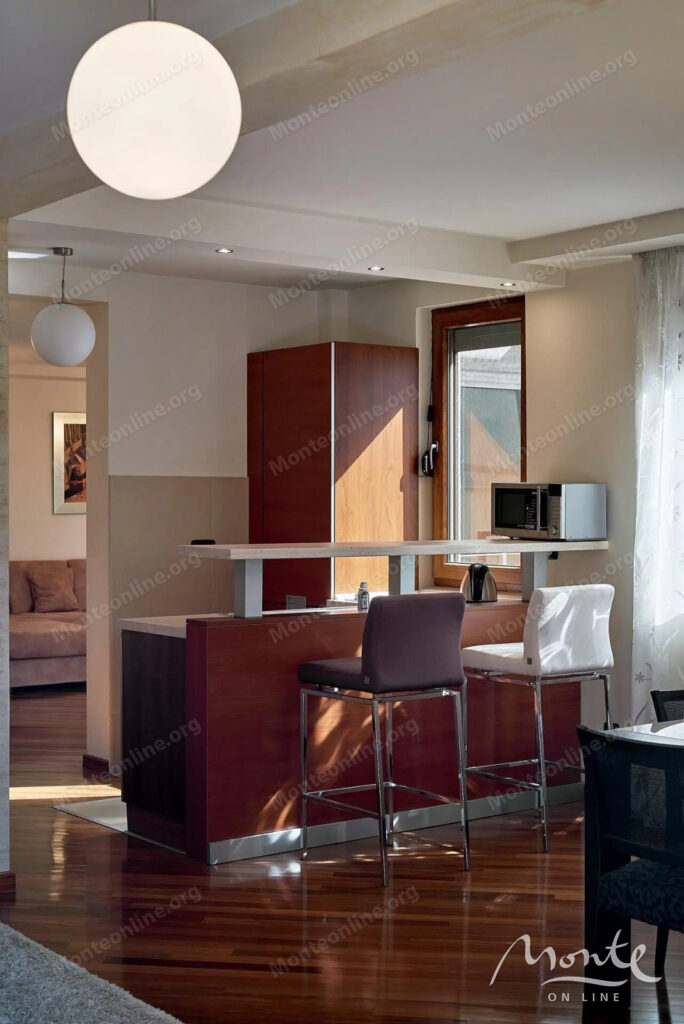 sovremennaya kvartira s 3 spalnyami i parkingom v czentre budvy 05