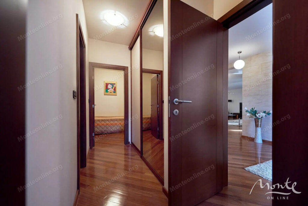 sovremennaya kvartira s 3 spalnyami i parkingom v czentre budvy 08