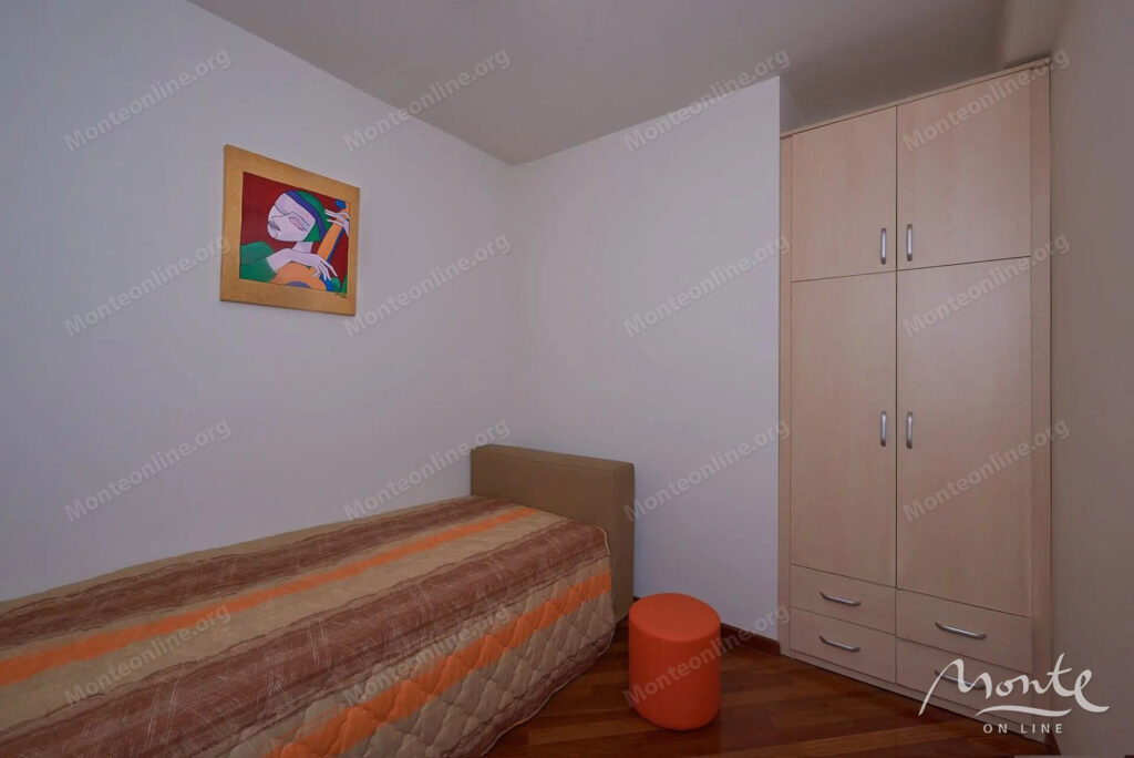 sovremennaya kvartira s 3 spalnyami i parkingom v czentre budvy 11