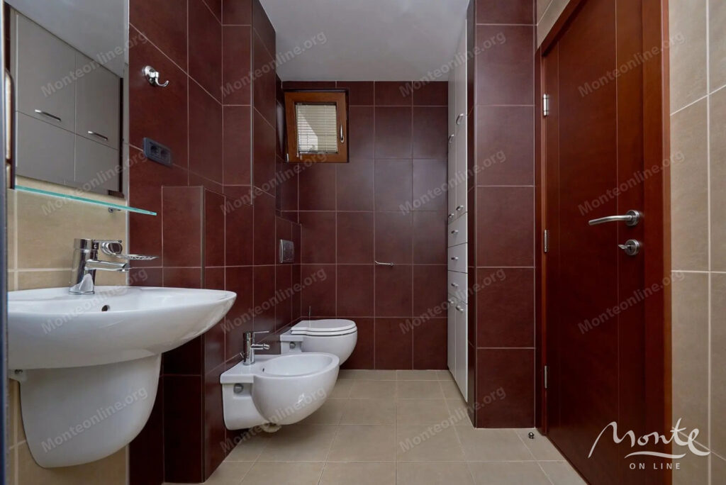 sovremennaya kvartira s 3 spalnyami i parkingom v czentre budvy 25