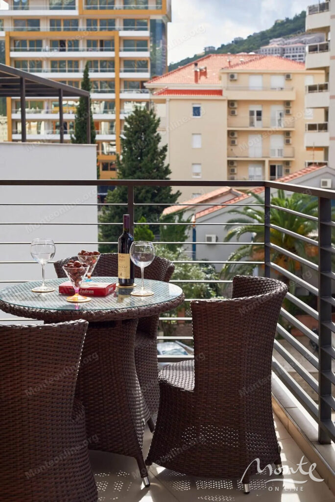 sovremennaya kvartira s 3 spalnyami i parkingom v czentre budvy 28