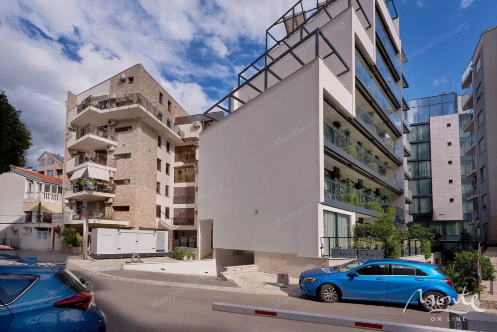 sovremennaya kvartira s 3 spalnyami i parkingom v czentre budvy 30