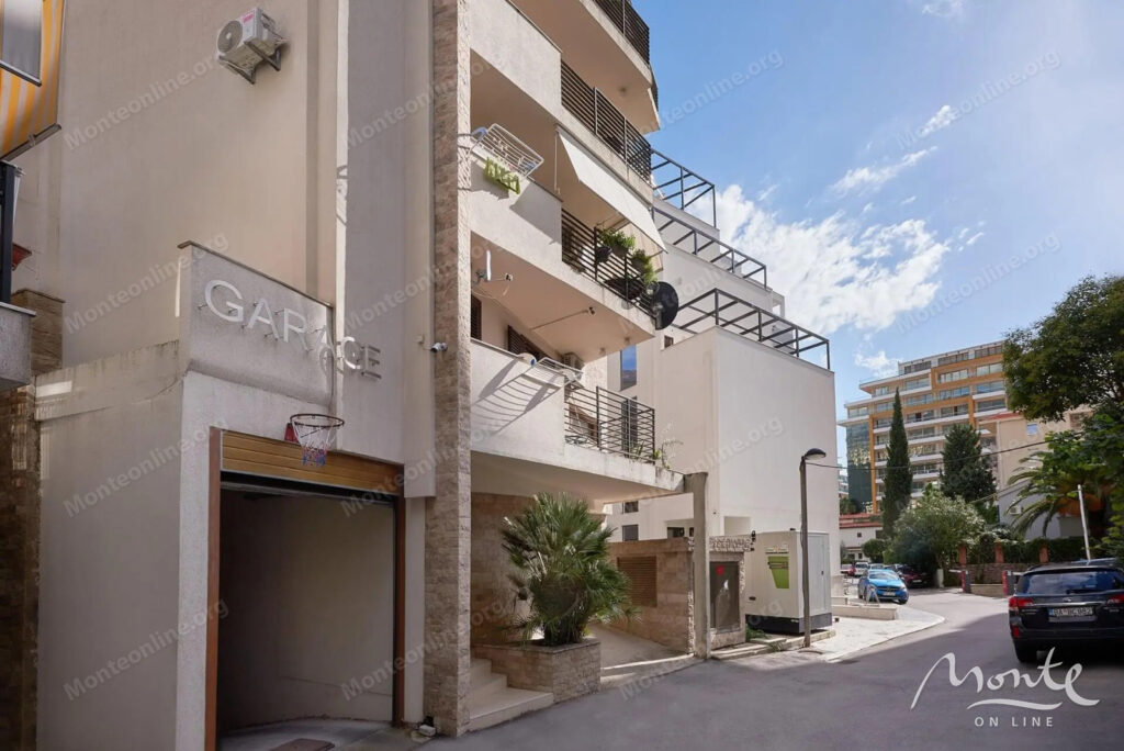 sovremennaya kvartira s 3 spalnyami i parkingom v czentre budvy 31