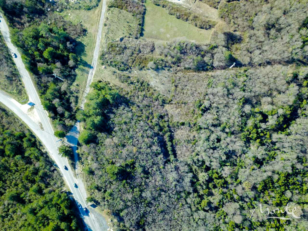 urbanizirovannyj uchastok v kavache ryadom s kanatnoj dorogoj kotor lovchen 02