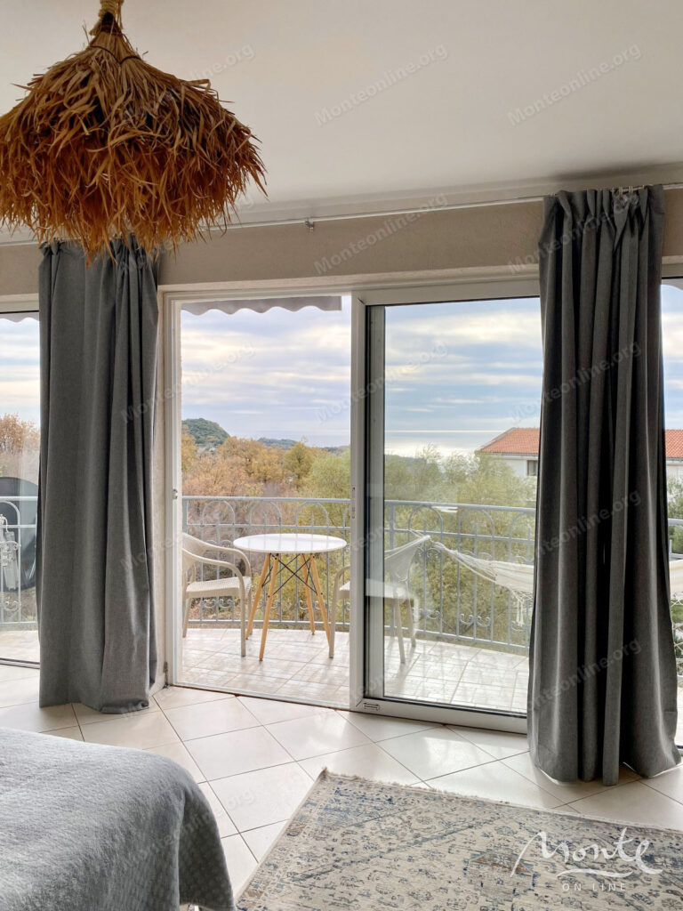 uyutnaya kvartira s 1 spalnej s panoramnym vidom na more i budvu 03