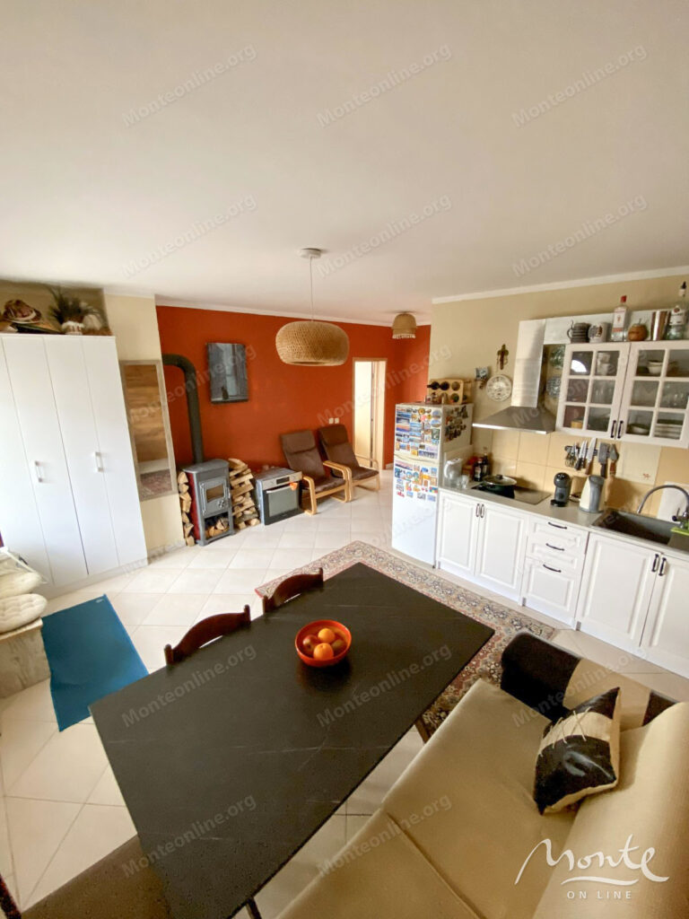 uyutnaya kvartira s 1 spalnej s panoramnym vidom na more i budvu 09