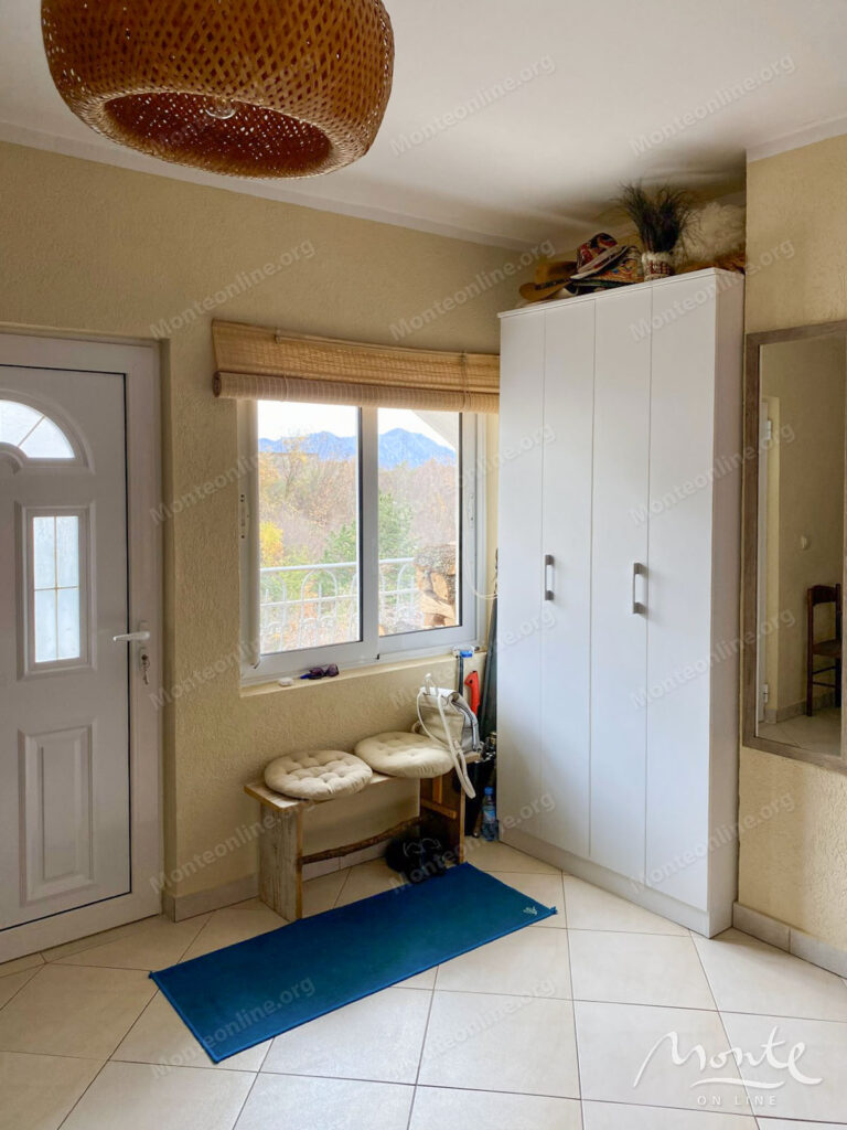 uyutnaya kvartira s 1 spalnej s panoramnym vidom na more i budvu 10