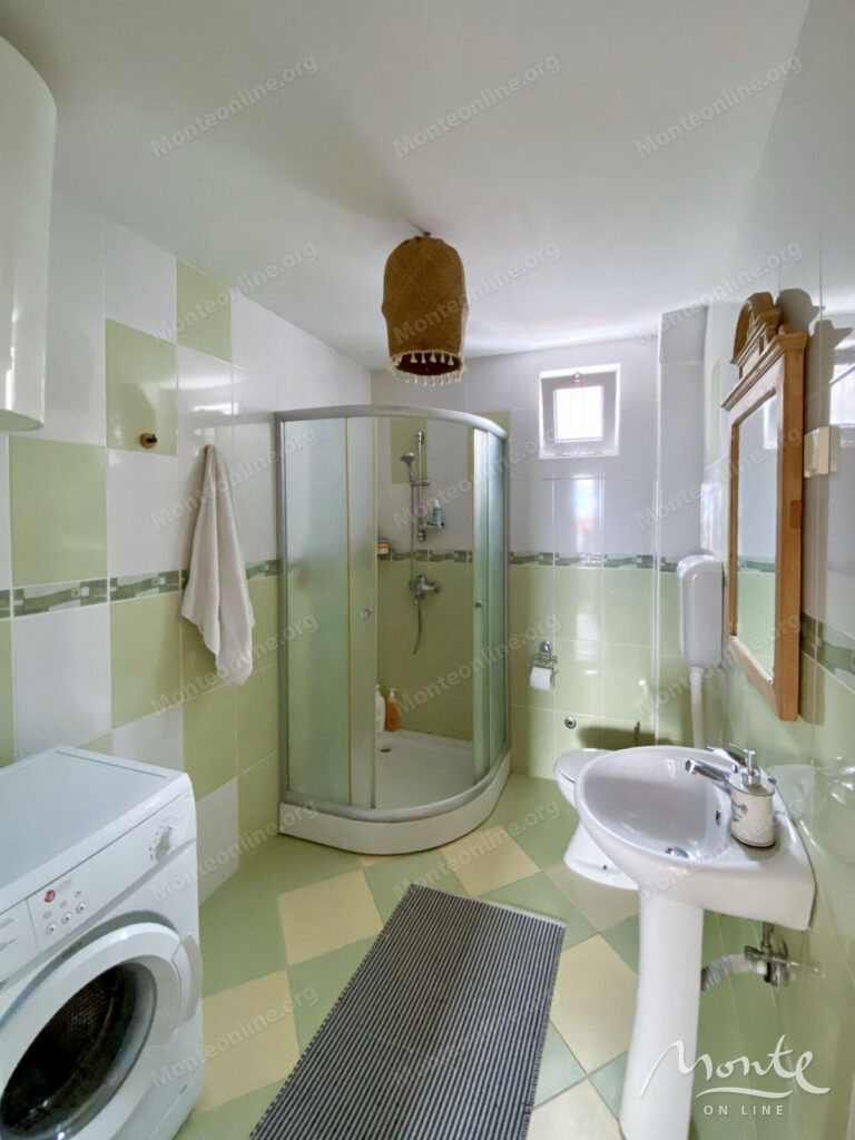 uyutnaya kvartira s 1 spalnej s panoramnym vidom na more i budvu 13