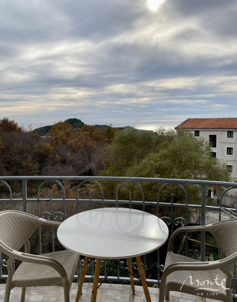 uyutnaya kvartira s 1 spalnej s panoramnym vidom na more i budvu 14