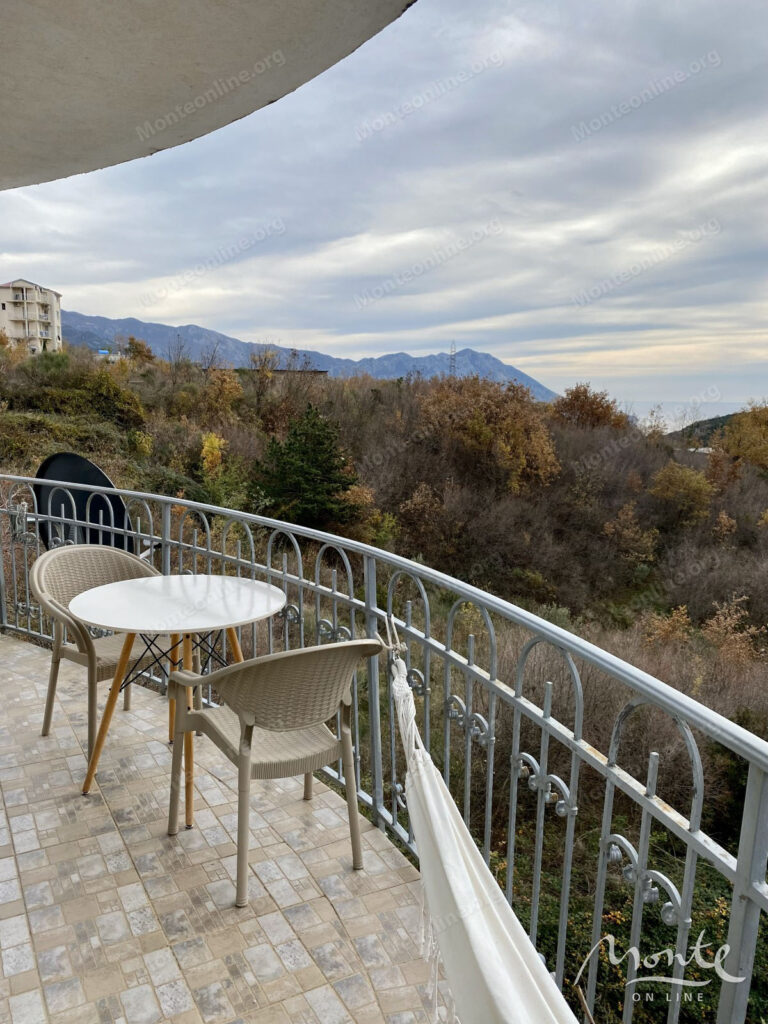 uyutnaya kvartira s 1 spalnej s panoramnym vidom na more i budvu 15