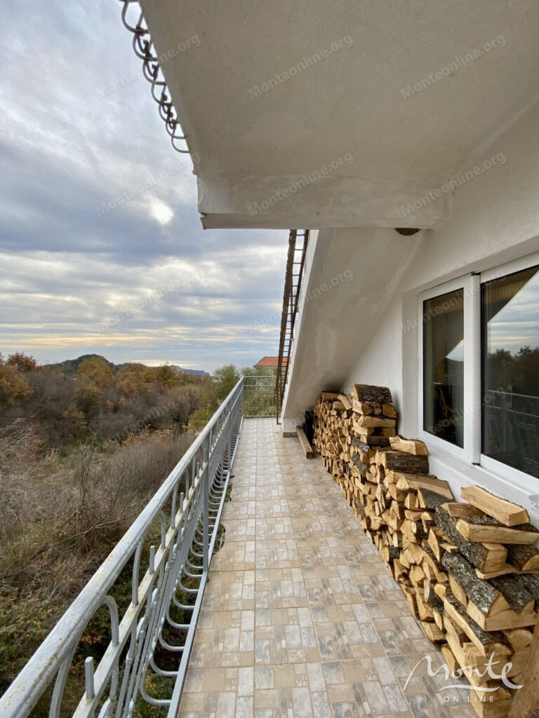 uyutnaya kvartira s 1 spalnej s panoramnym vidom na more i budvu 16