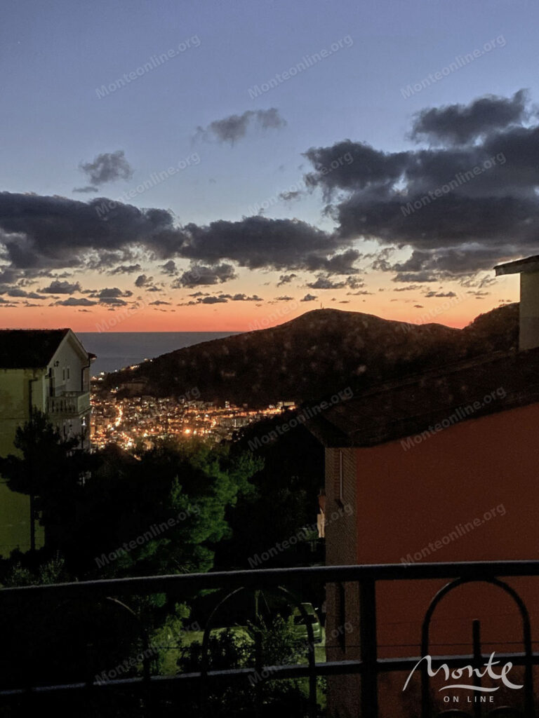 uyutnaya kvartira s 1 spalnej s panoramnym vidom na more i budvu 17