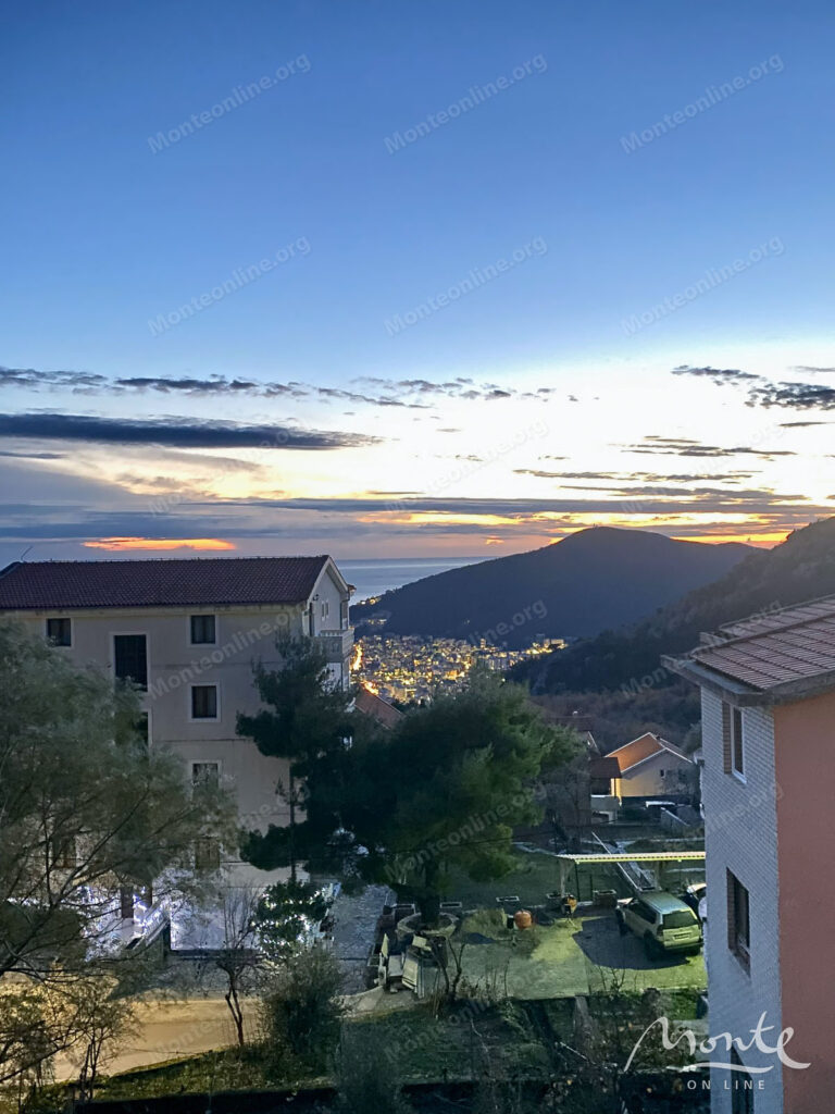 uyutnaya kvartira s 1 spalnej s panoramnym vidom na more i budvu 18