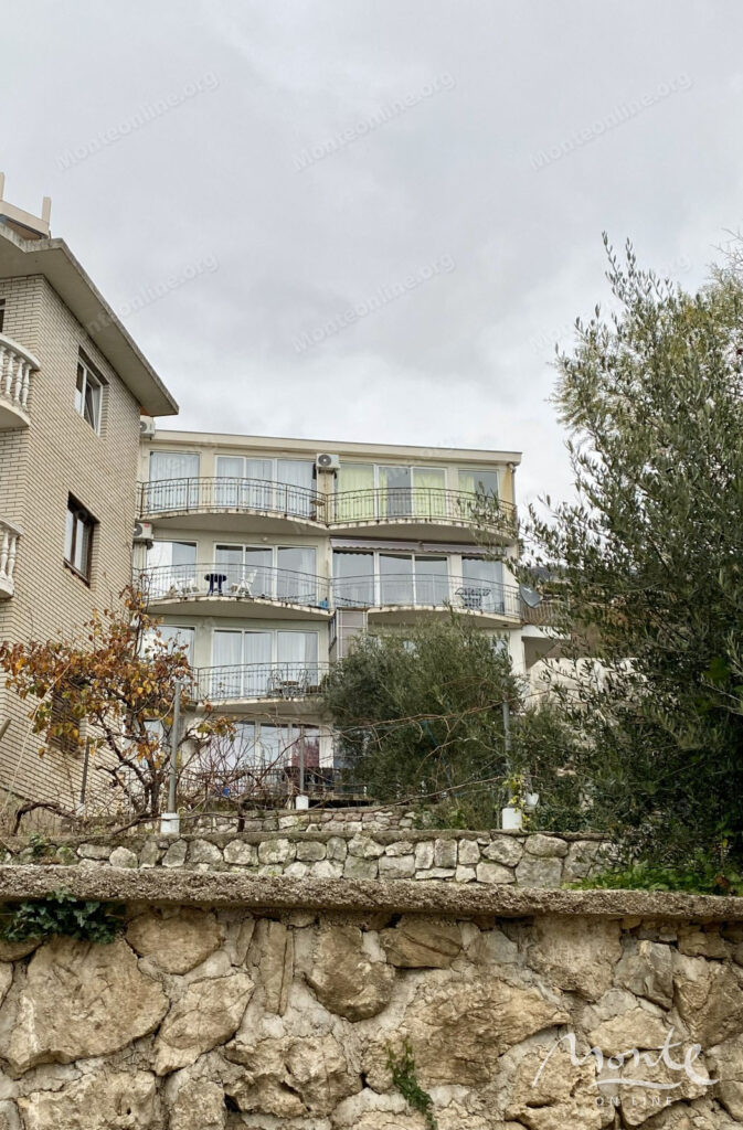 uyutnaya kvartira s 1 spalnej s panoramnym vidom na more i budvu 19