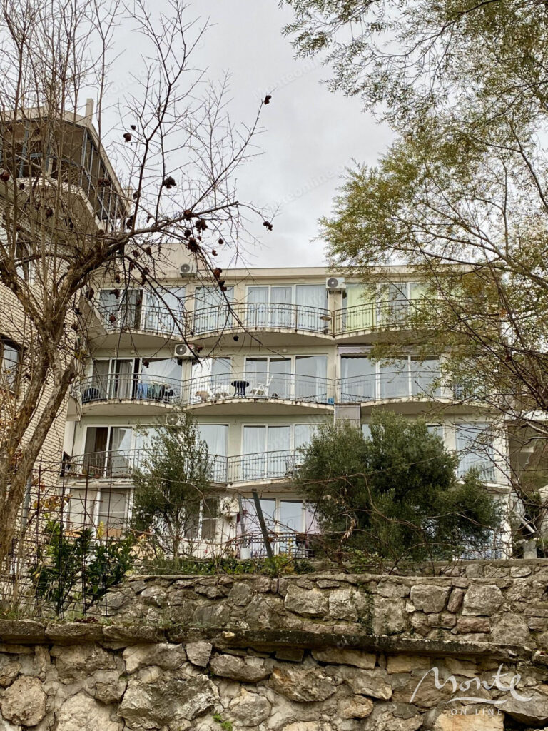 uyutnaya kvartira s 1 spalnej s panoramnym vidom na more i budvu 20