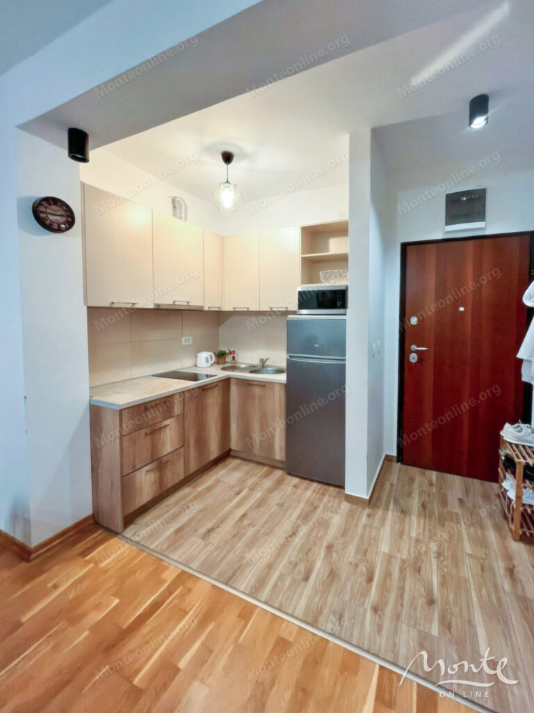 uyutnaya kvartira s 1 spalnej terrasoj i vidom na gory v budve 03