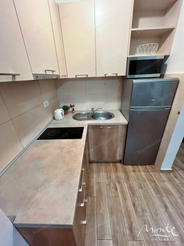 uyutnaya kvartira s 1 spalnej terrasoj i vidom na gory v budve 05