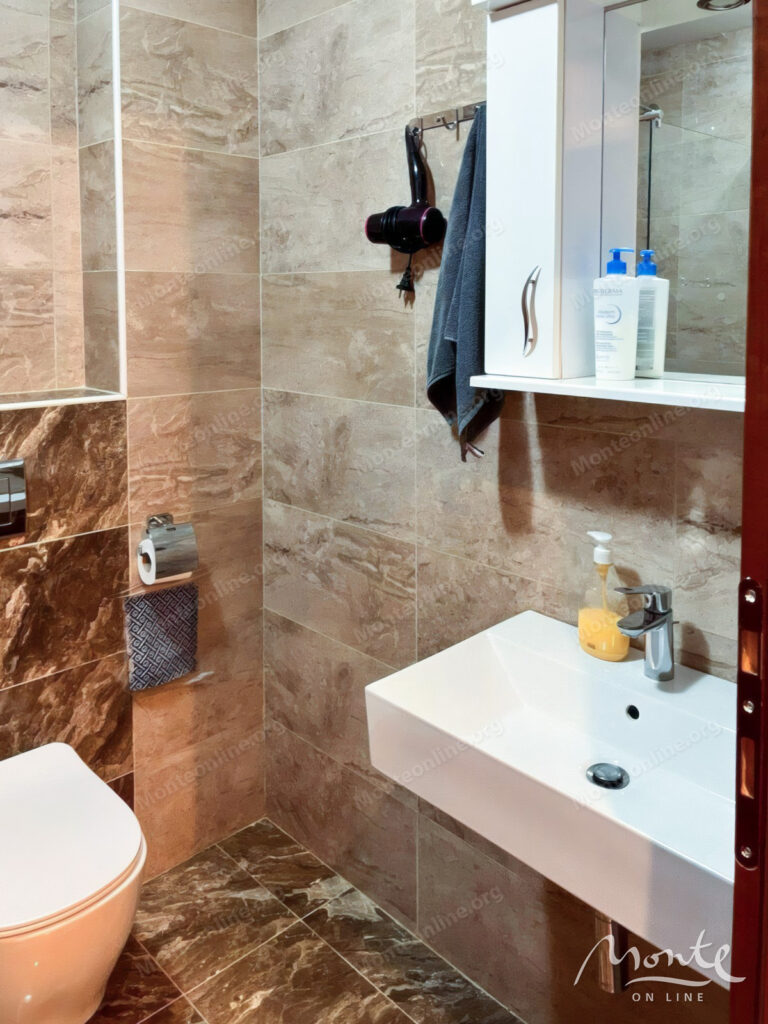 uyutnaya kvartira s 1 spalnej terrasoj i vidom na gory v budve 07