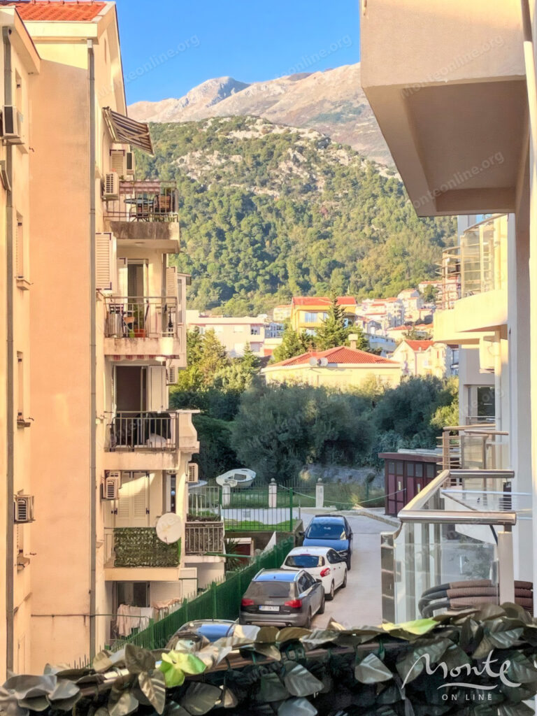 uyutnaya kvartira s 1 spalnej terrasoj i vidom na gory v budve 09