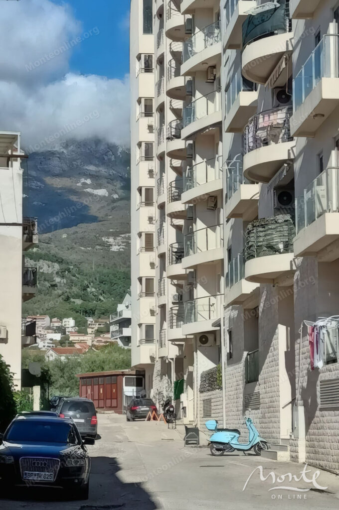 uyutnaya kvartira s 1 spalnej terrasoj i vidom na gory v budve 10