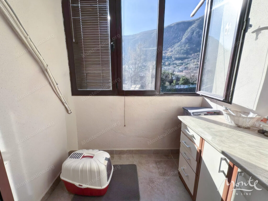 uyutnaya kvartira s 1 spalnej v spokojnoj chasti kotora 10