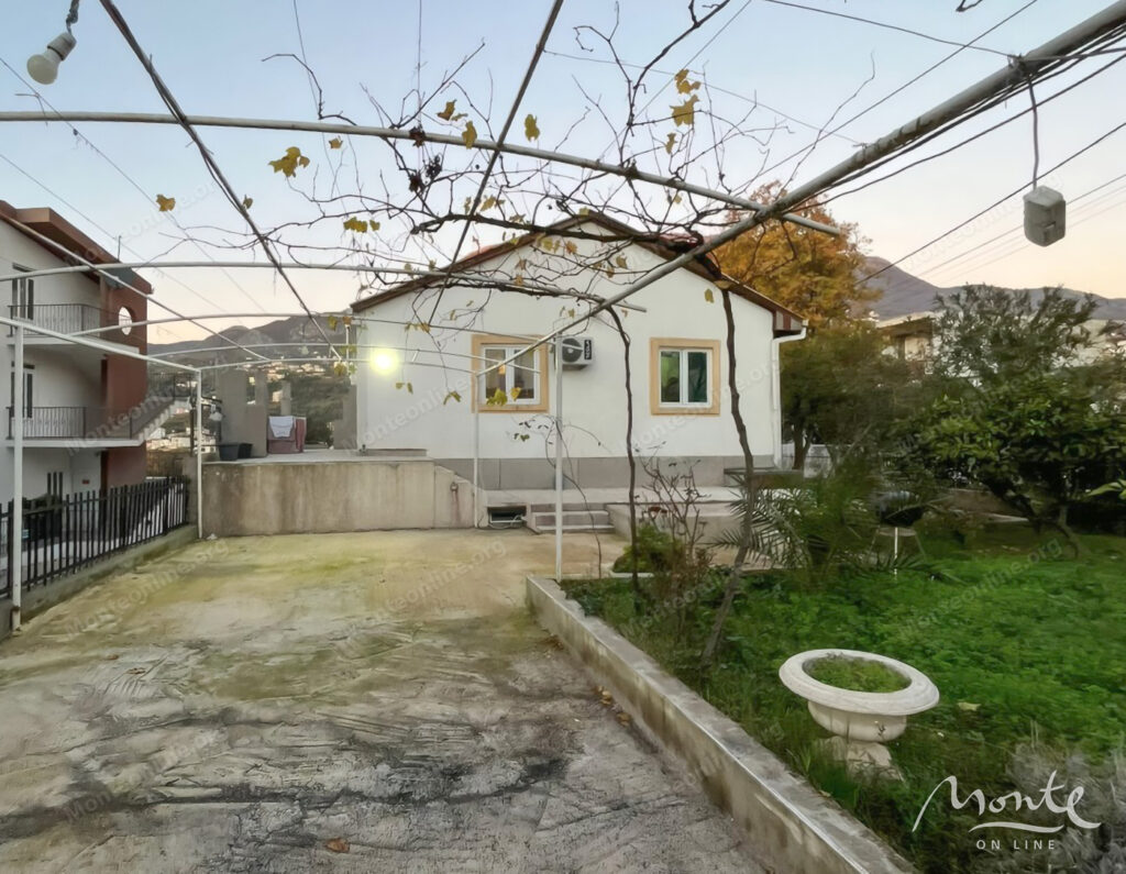 dom s vidom na more i potenczialom mini otelya v dobra voda bar 01