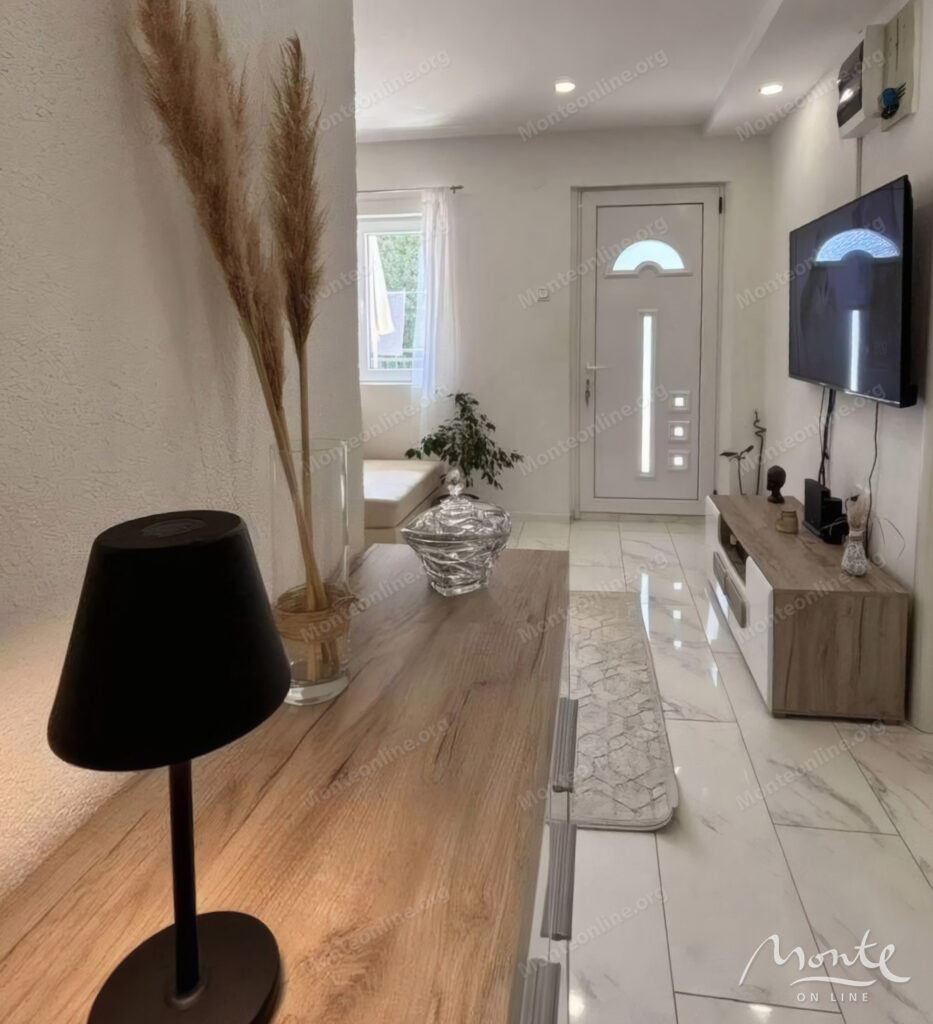 dom s vidom na more i potenczialom mini otelya v dobra voda bar 03