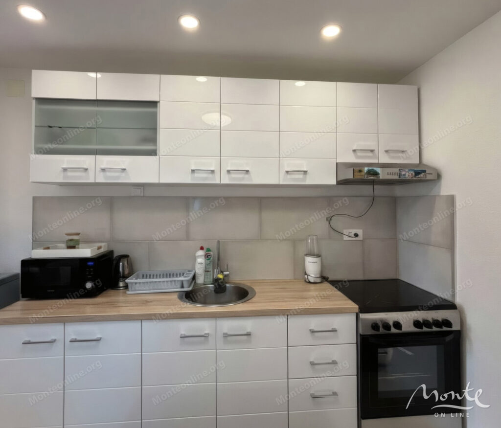 dom s vidom na more i potenczialom mini otelya v dobra voda bar 05