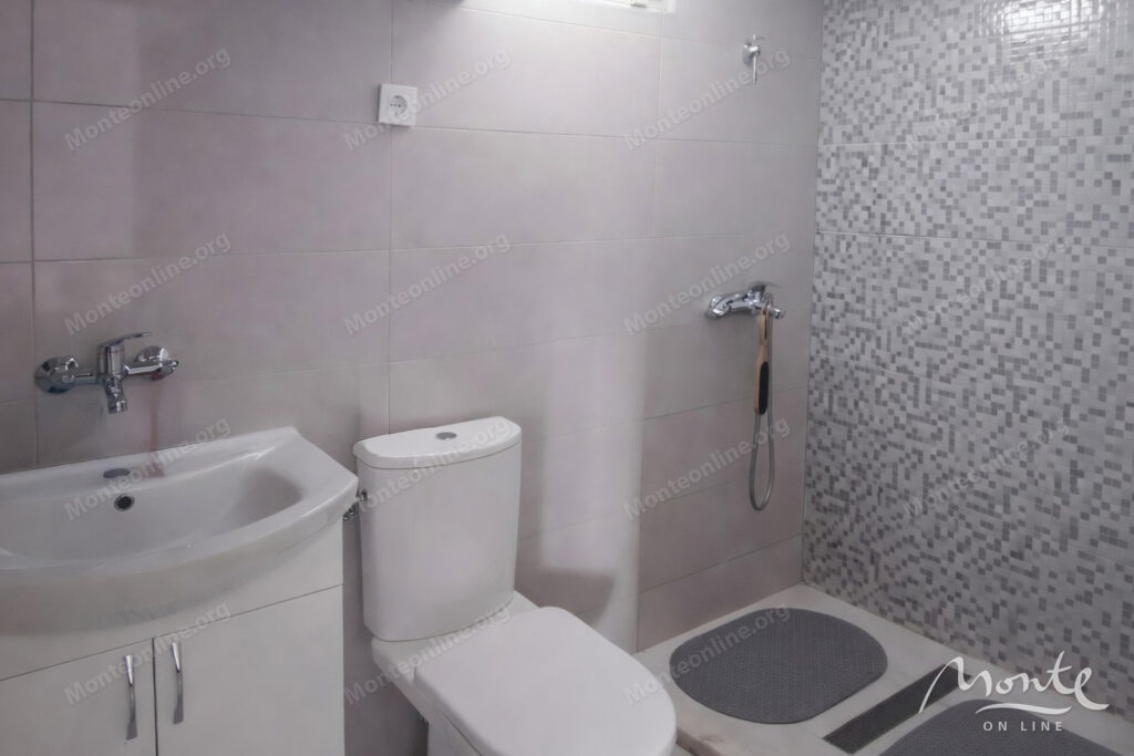 dom s vidom na more i potenczialom mini otelya v dobra voda bar 10