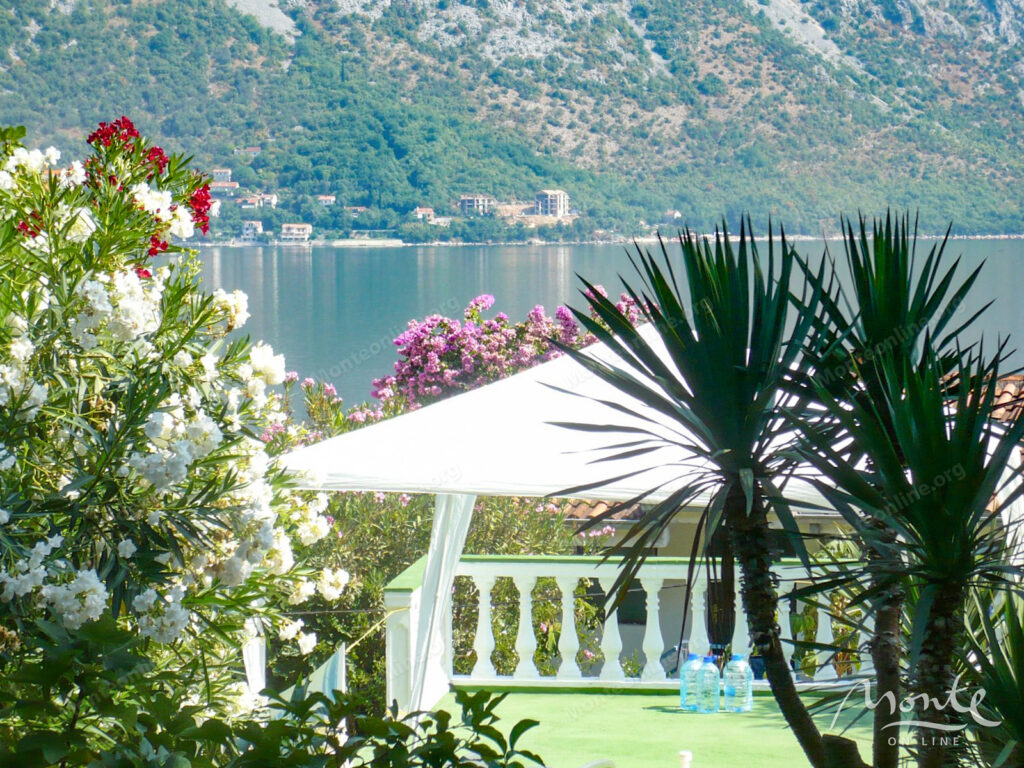 dom v 30 metrah ot morya s garazhom v stolive kotor 04