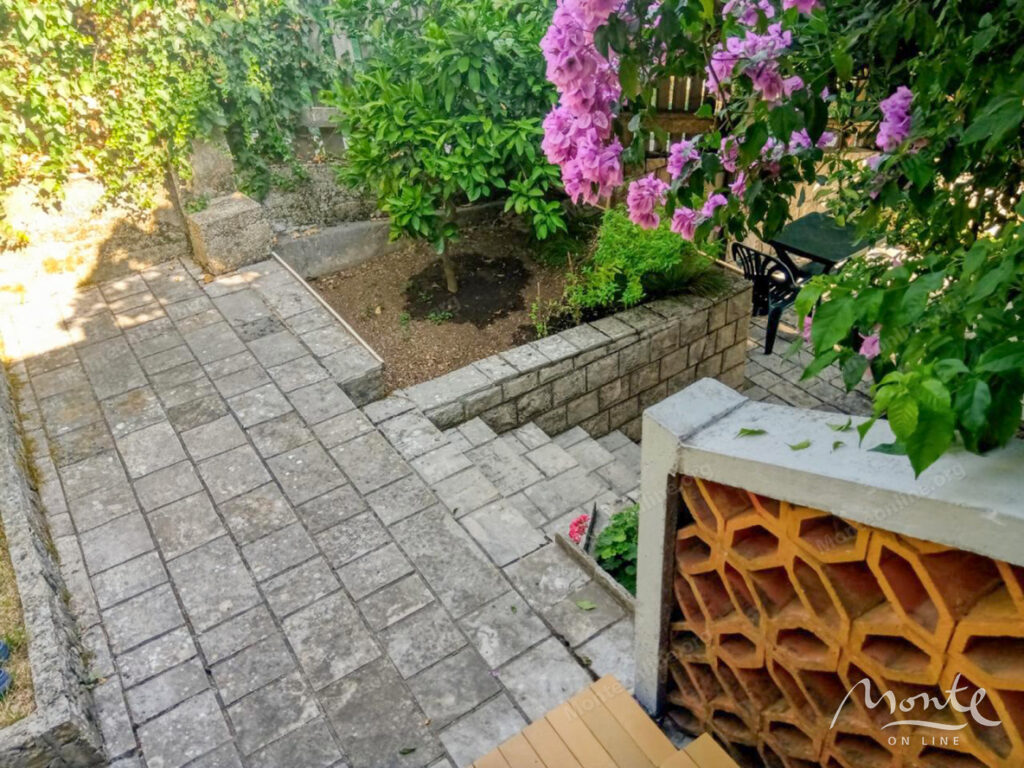 dom v 30 metrah ot morya s garazhom v stolive kotor 05