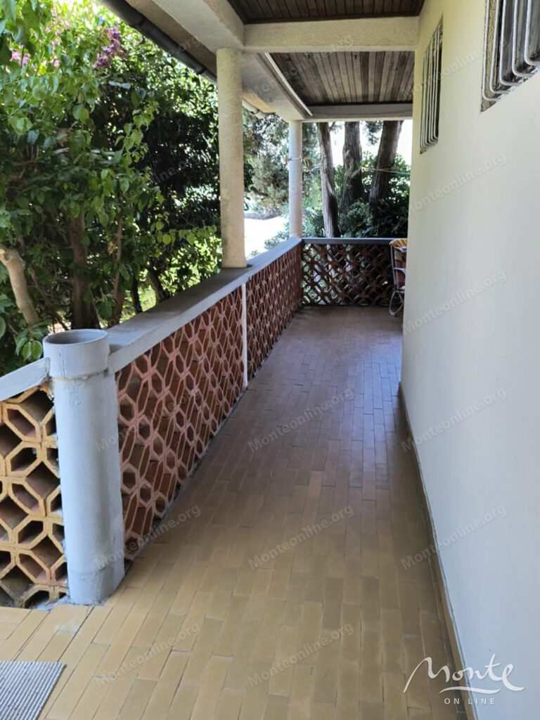 dom v 30 metrah ot morya s garazhom v stolive kotor 07