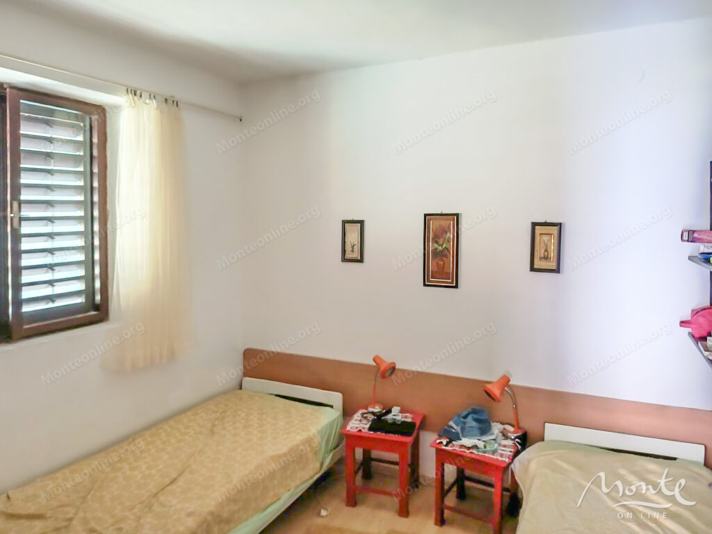 dom v 30 metrah ot morya s garazhom v stolive kotor 08