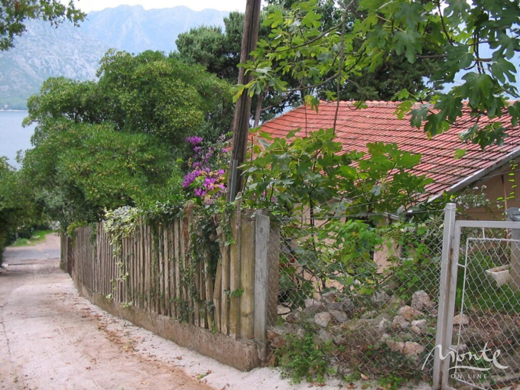 dom v 30 metrah ot morya s garazhom v stolive kotor 11