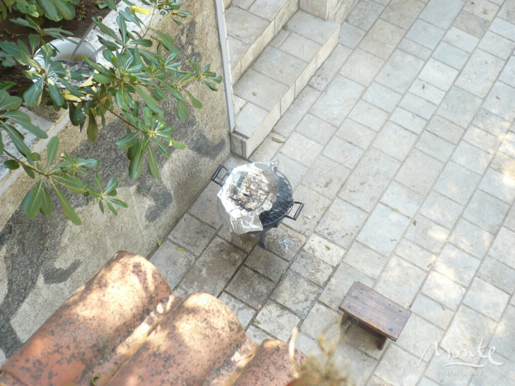 dom v 30 metrah ot morya s garazhom v stolive kotor 13