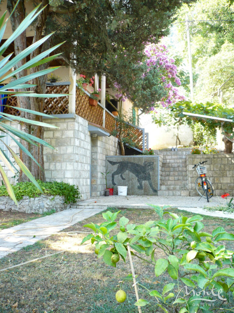 dom v 30 metrah ot morya s garazhom v stolive kotor 16